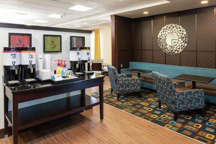 Hampton Inn & Suites Cleveland-Airport / Middleburg Heights