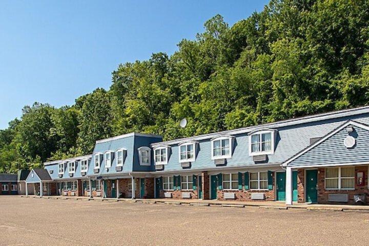 Country Squire Inn & Suites