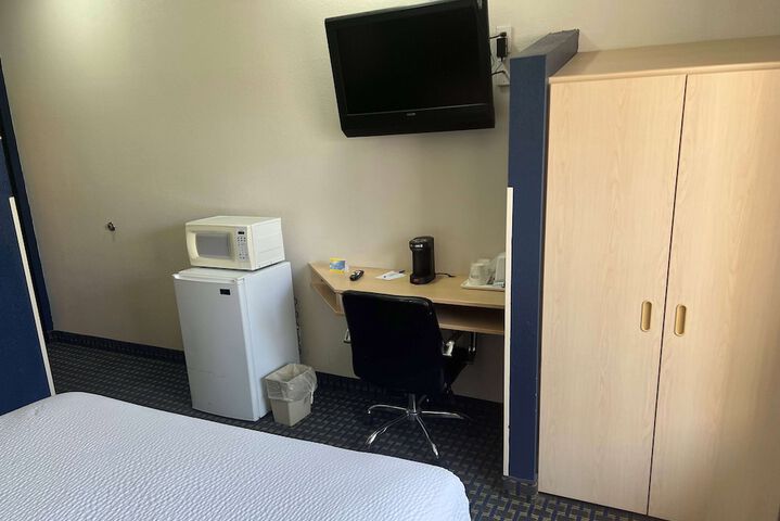 Days Inn & Suites by Wyndham Hutchinson