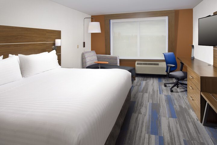 Holiday Inn Express & Suites Altoona by IHG