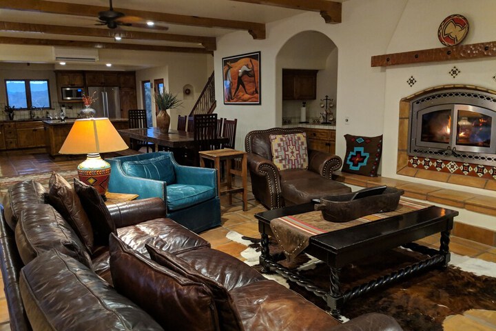 Lounge 36 of 56