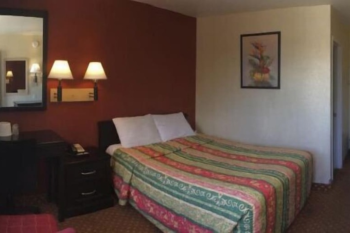 Hilltop Inn & Suites