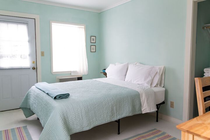 The Blue Room - Charming Studio Great Location! by RedAwning