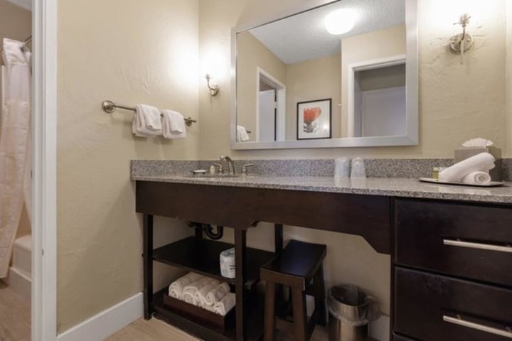 Plantation Hale Suites
