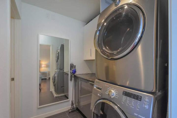 Large eclectic 1 BR above restaurant 15min to PDX