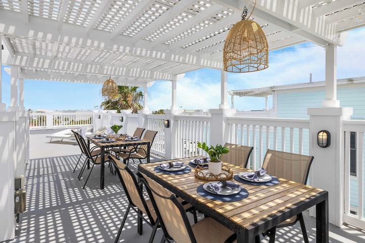 1 Block to Beach Newly Renovated 6bdr w / Rooftop Views Sand Dune by Avantstay