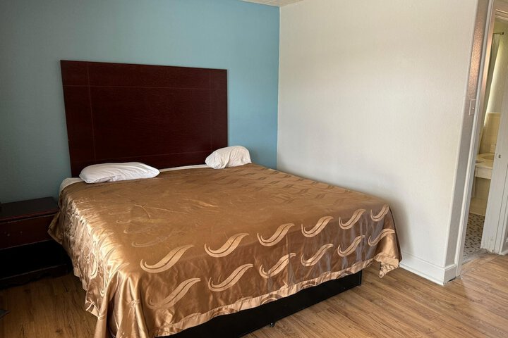 Room 16 of 40