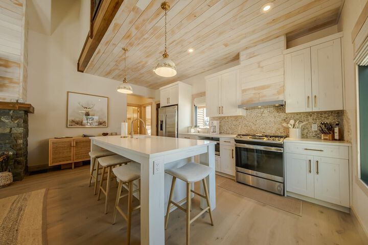 Wilderness Club Nest Modern Cabin Retreat for 9 w / Hot Tub