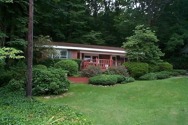 Mountain Aire Cottages Inn & Glamping