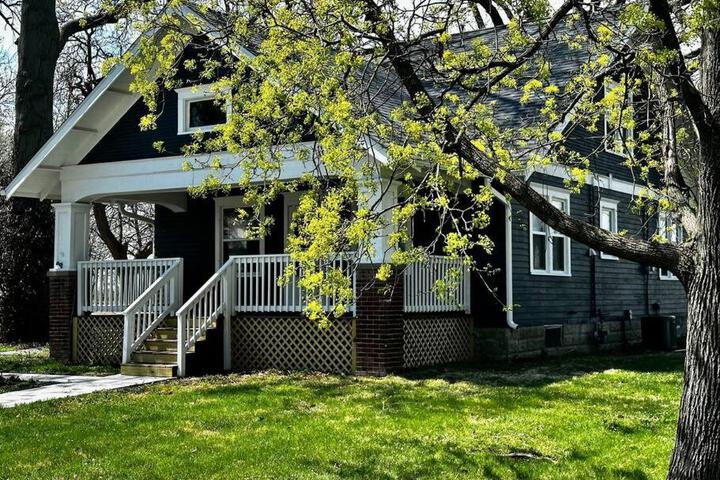 Mrs. Hughes Cottage - 2 bedroom House w / parking