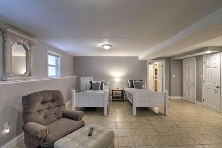Cozy Quiet Getaway Surrounded by Nature 19 Miles To Downtown Boston