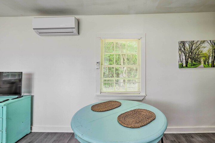 Quaint Leeds Studio w / Yard 18 Mi to Birmingham!