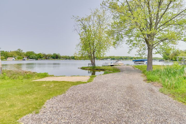 Pistakee Lake Estate w / Boat Dock & Hot Tub!