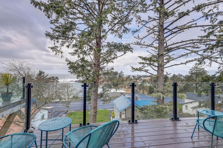 Depoe Bay Townhome w / Deck & Stunning Ocean Views!