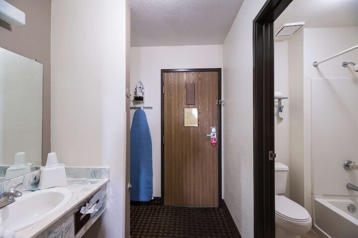 Room 13 of 32