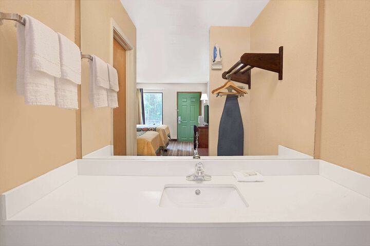 Room 9 of 13