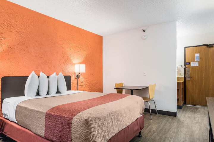 Room 17 of 27