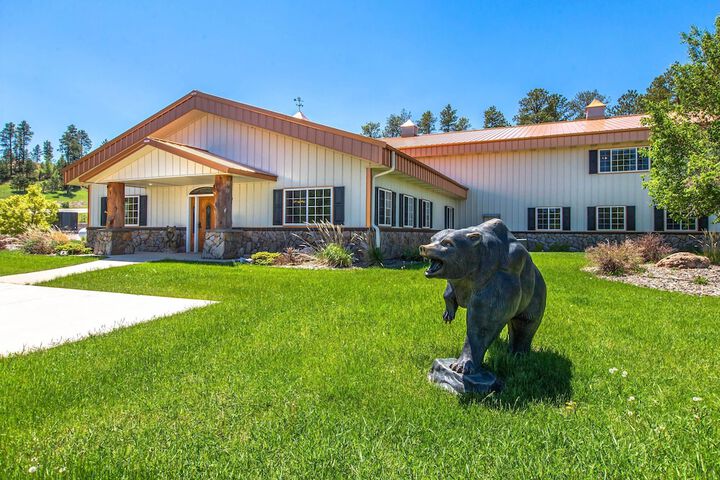 Centrally-located Deadwood Apt w / Mountain Views!