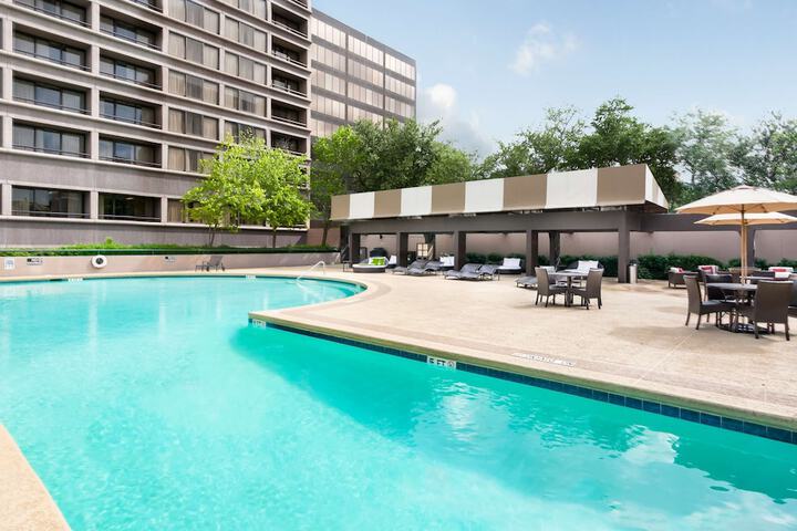 DoubleTree by Hilton Hotel & Suites Houston by the Galleria