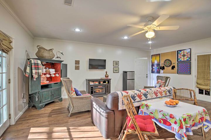 Cozy & Quiet Studio w / Porch Near Scenic Railway!