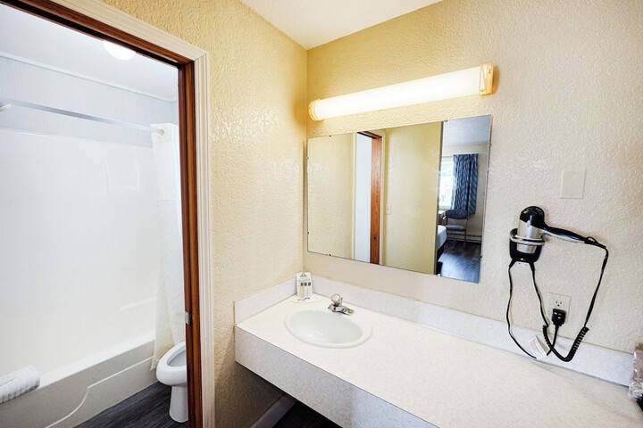 Days Inn by Wyndham Mackinaw City - Lakeview