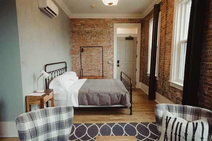 Room 6 of 23