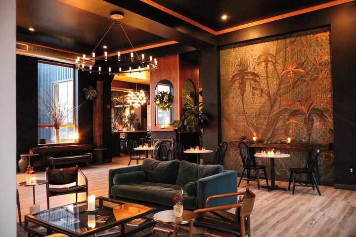 Lounge 54 of 57