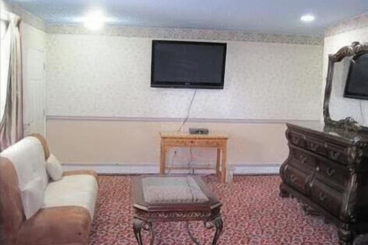 Room 5 of 11