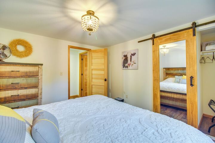 On-site Lake Access: Group Getaway in Afton