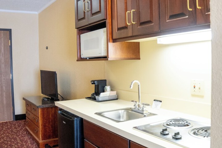 Coshocton Village Inn and Suites