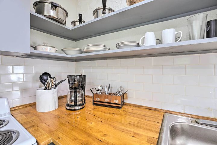 Quaint Leeds Studio w / Yard 18 Mi to Birmingham!