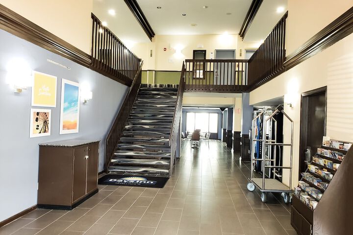 Days Inn & Suites by Wyndham Merrillville