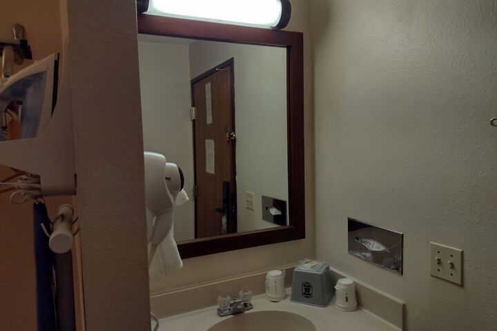 Super 8 by Wyndham Monroe WI
