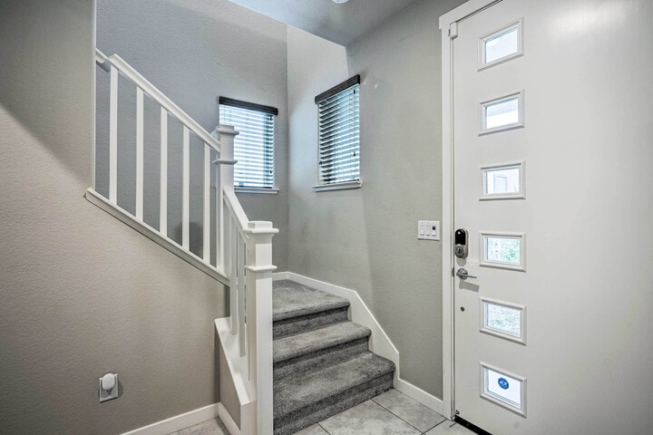 Pet-friendly Elk Grove Retreat w / Balcony!