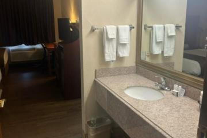 Baymont by Wyndham Battle Creek / I-94