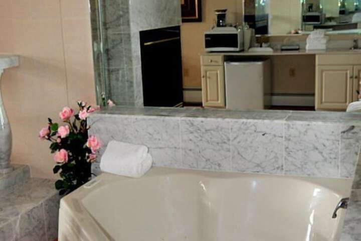 Lockport Inn & Suites