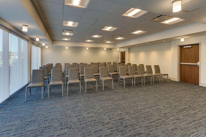 Holiday Inn Express & Suites Roanoke – Civic Center by IHG