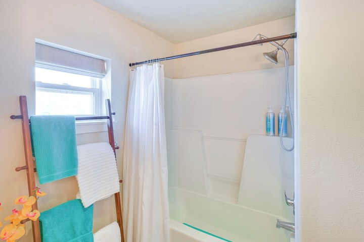 Walk to Main St! Ennis Townhome w / Balcony
