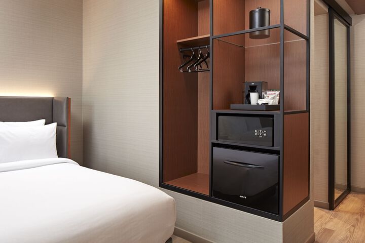 Room 27 of 37