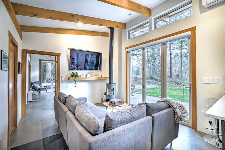 Heated Swim Spa! 15-acre Cabin on Skykomish River