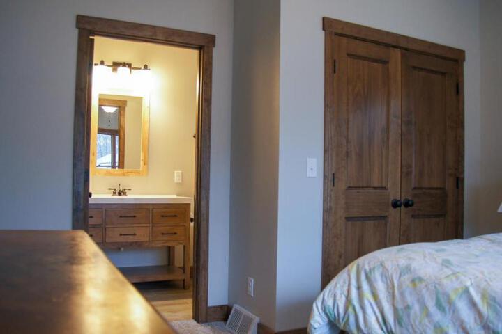 Lakefront Home 4 Bedroom 4 Bath Sleeps 12