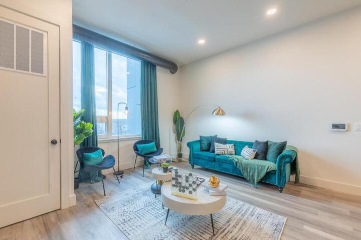 Emerald Escape Free Parking, 2 Bath, Sleeps 8 Near American Dream and The Airport, King Bed and 2 Queen Beds, Washer and Dryer