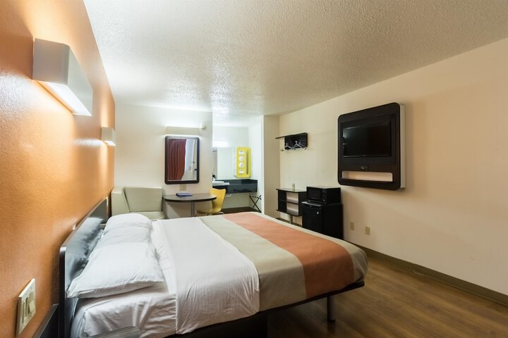 Room 10 of 40