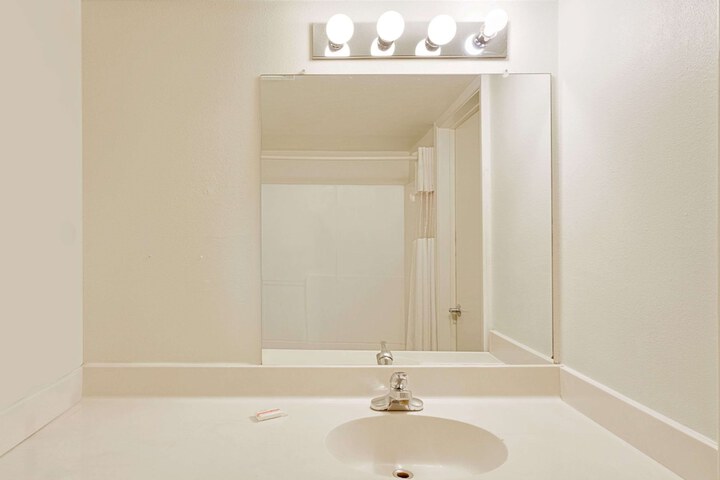 Room 7 of 18