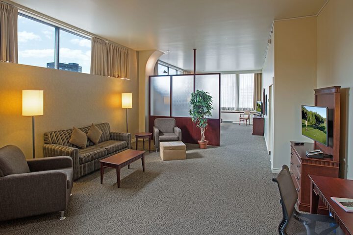 Le Square Phillips Hotel & Suites