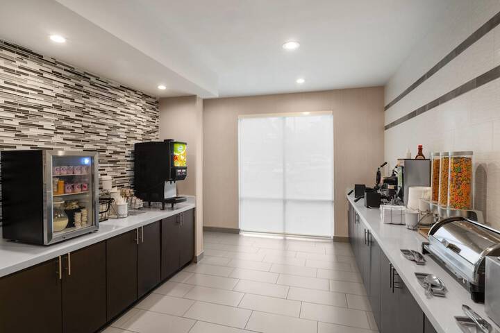 La Quinta Inn & Suites by Wyndham Fayetteville