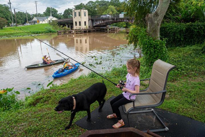 Chateau Royale Pet Friendly, on Bayou, Downtown!