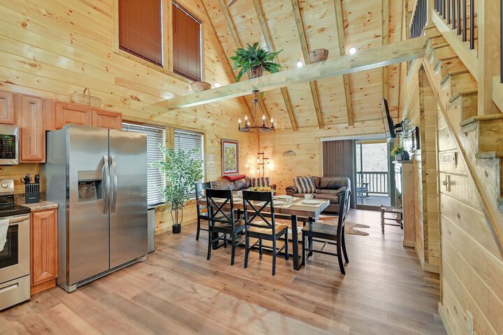Riverside Beattyville Cabin w / Kayaks & Fire Pit!