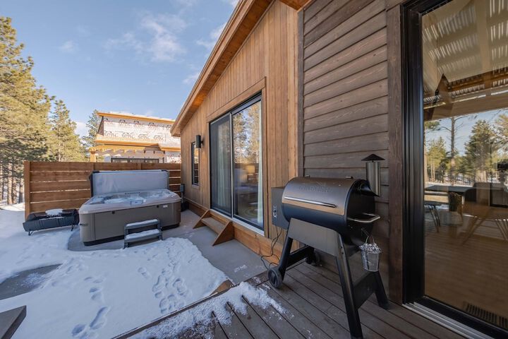 Wilderness Club Nest Modern Cabin Retreat for 9 w / Hot Tub