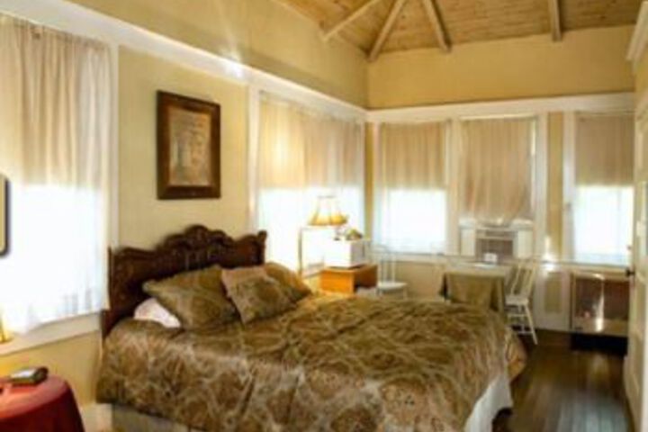 Spicer Castle Inn & Restaurant